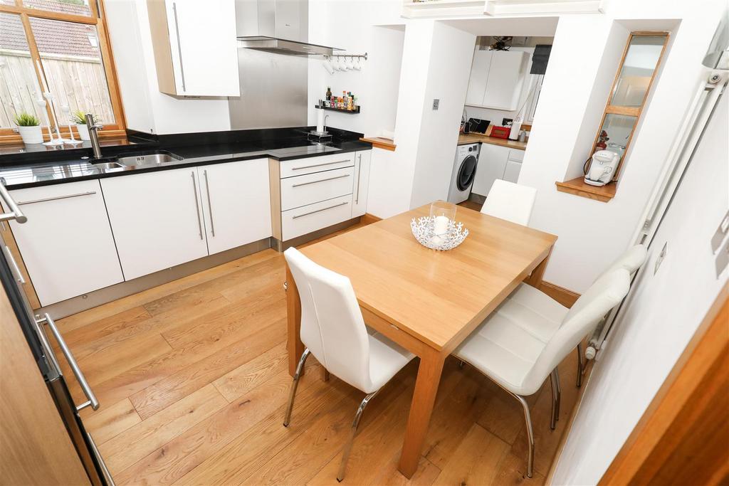 Leslie Mains, Leslie, Glenrothes 2 bed detached bungalow £229,000