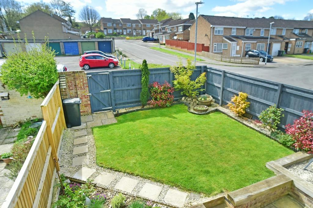 Knowlands, Highworth 2 bed end of terrace house £249,000
