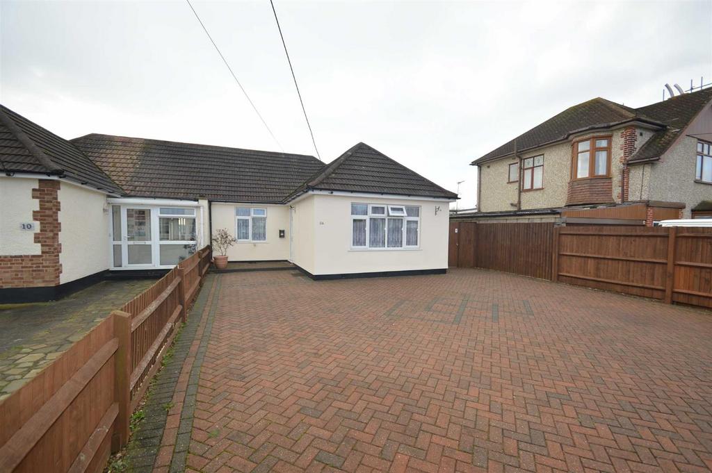 Oxford Road, Rochford 3 bed semidetached bungalow £1,450 pcm (£335 pw)