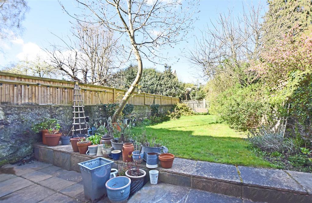 Belgrade Road, Hampton 2 bed apartment £1,950 pcm (£450 pw)