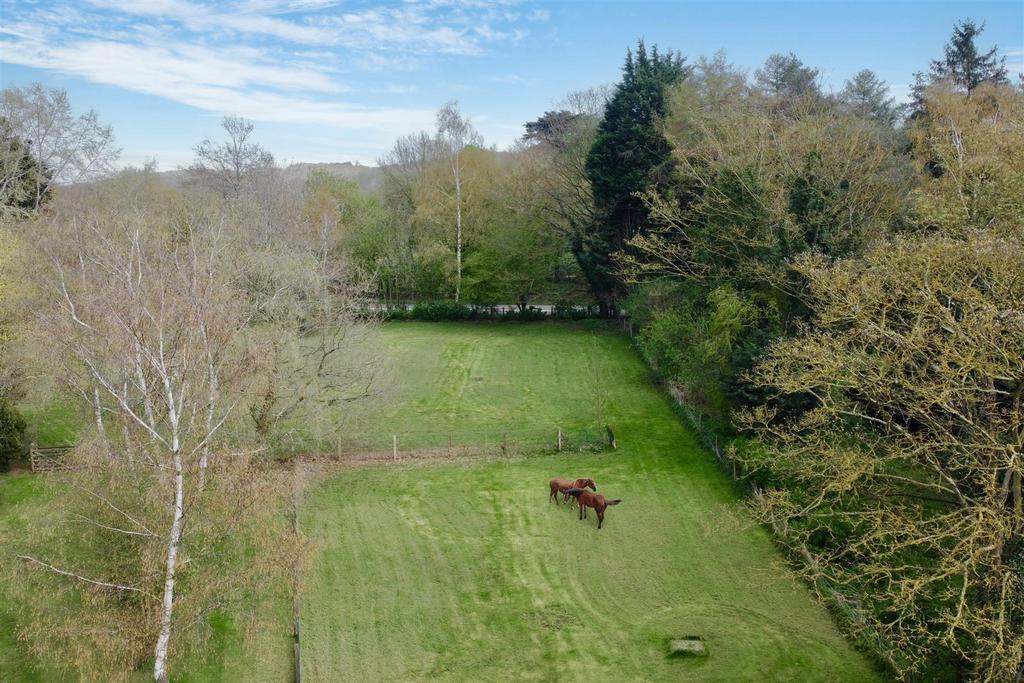 Syston, Grantham 4 bed equestrian property £595,000