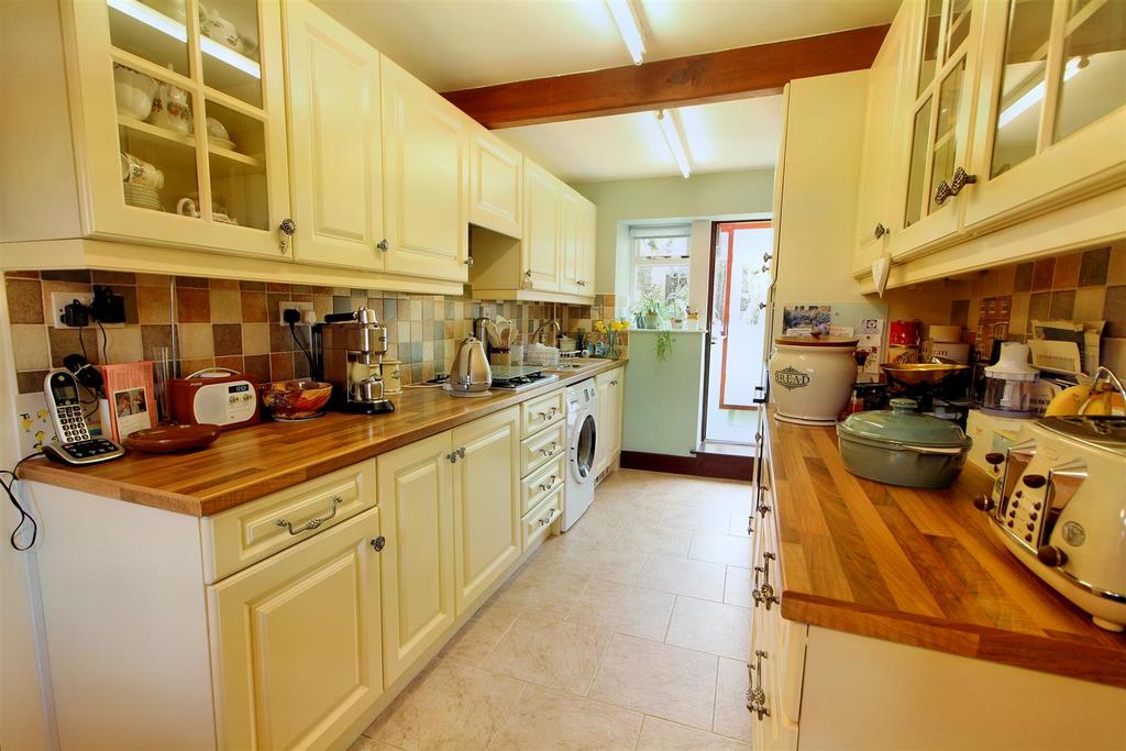 Cliffe Road, Shepley, Huddersfield, HD8 8DF 3 bed semidetached house