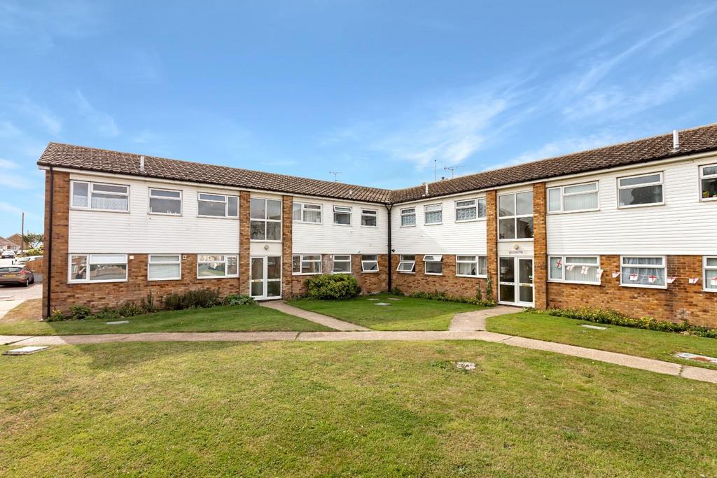 Frinton Road, HollandOnSea 2 bed apartment £900 pcm (£208 pw)