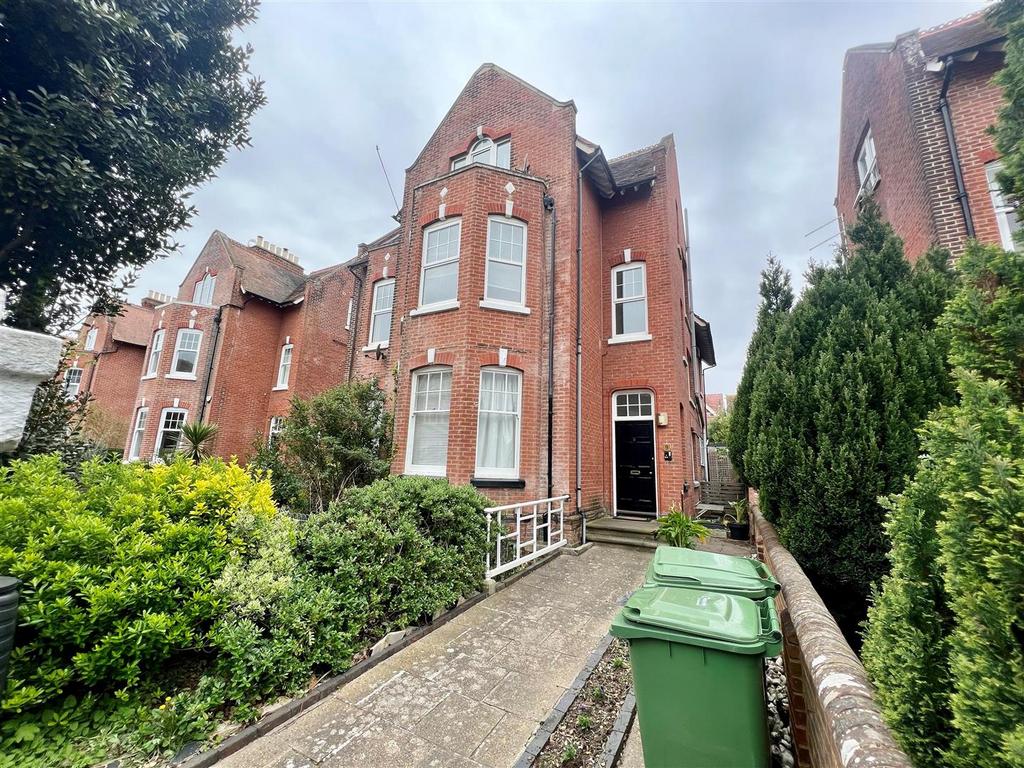 Helena Road, Southsea 3 bed apartment - £1,100 pcm (£254 pw)