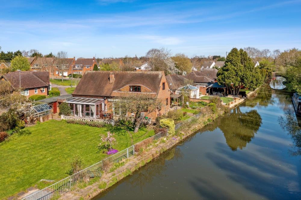 Mill Road, Bletchley, Milton Keynes 2 bed detached house for sale £