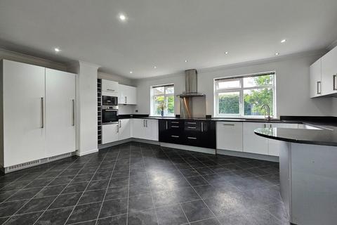 4 bedroom detached house to rent, Wood Lane, Timperley