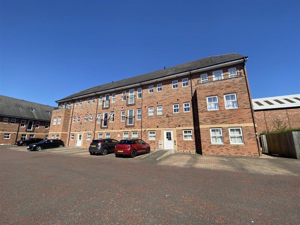 Sandringham Court 2 bed apartment £625 pcm (£144 pw)