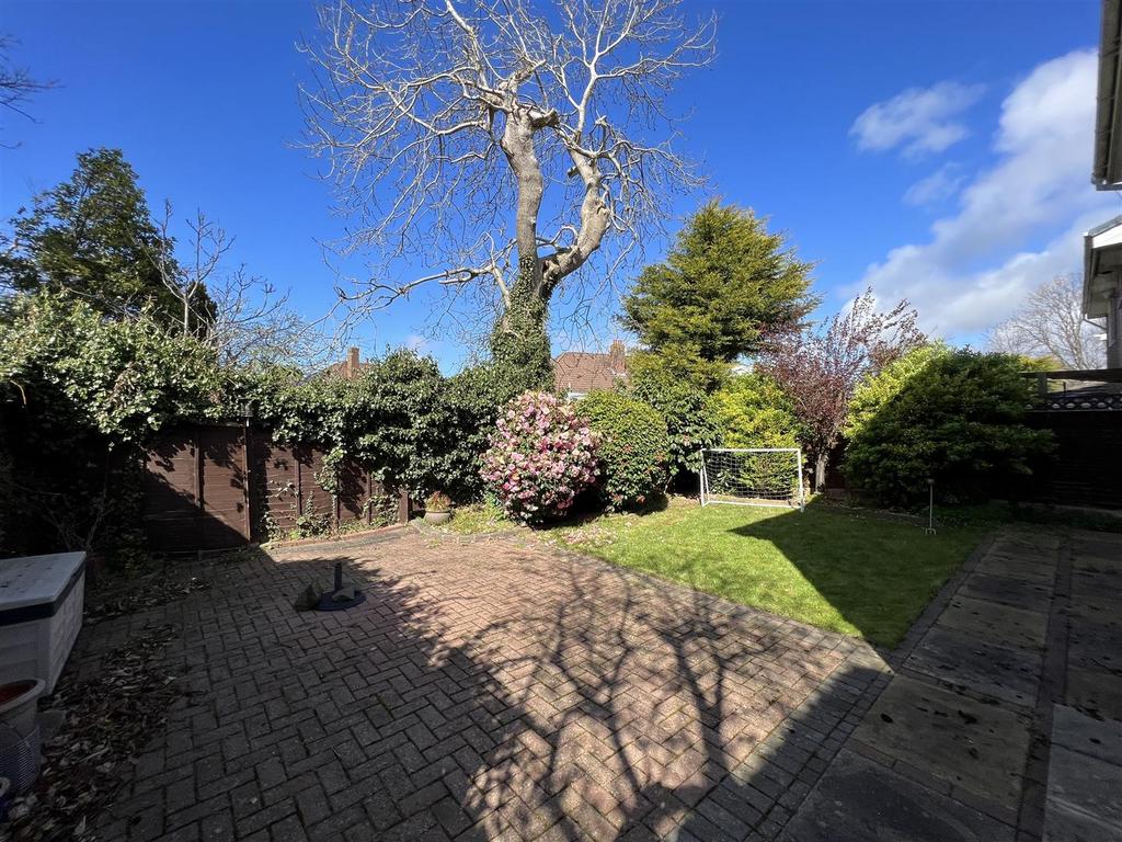 Martin Close, Irby, Wirral 4 bed detached house £1,850 pcm (£427 pw)
