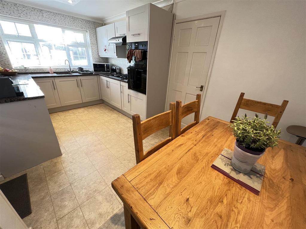 Martin Close, Irby, Wirral 4 bed detached house £1,850 pcm (£427 pw)