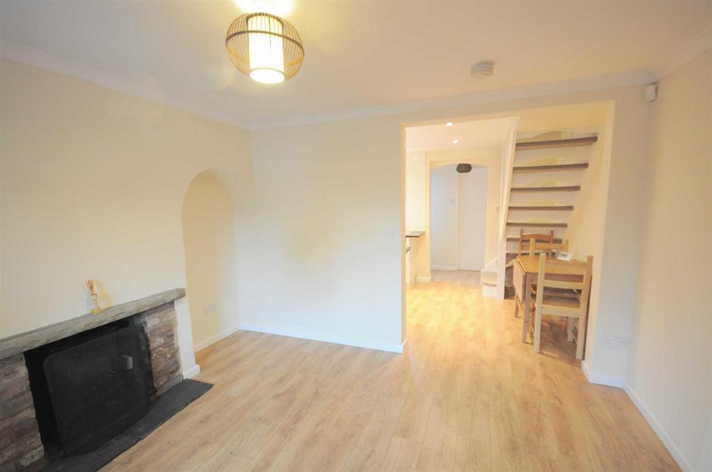 Longton Road, Barlaston, StokeOnTrent 2 bed cottage £785 pcm (£181 pw)