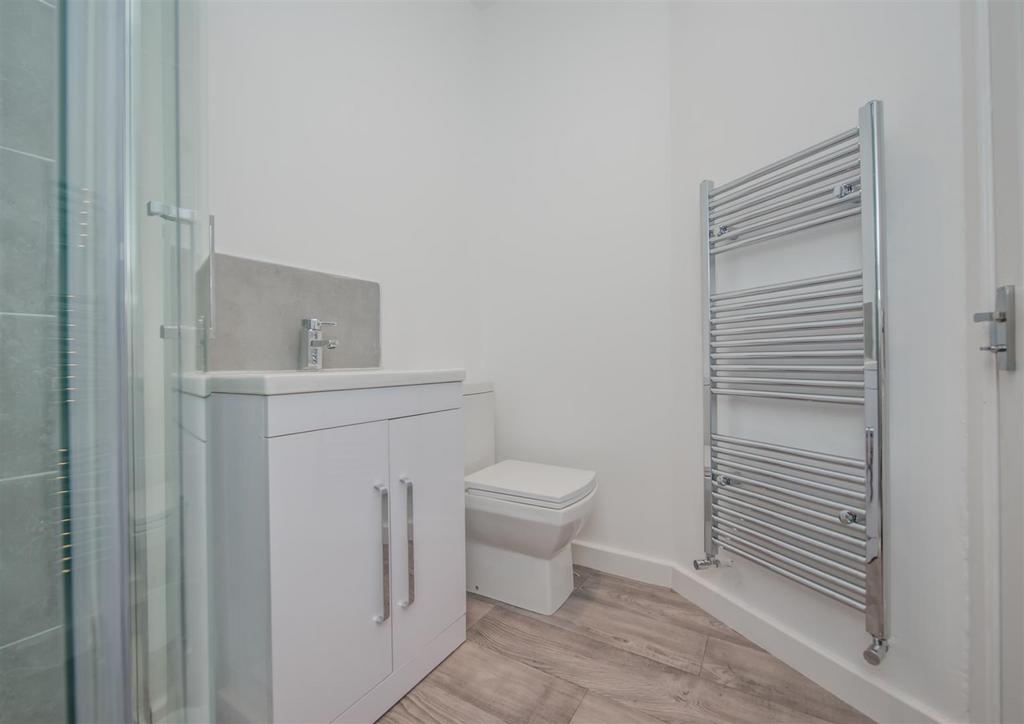 En  Suite Shower Room / WC: