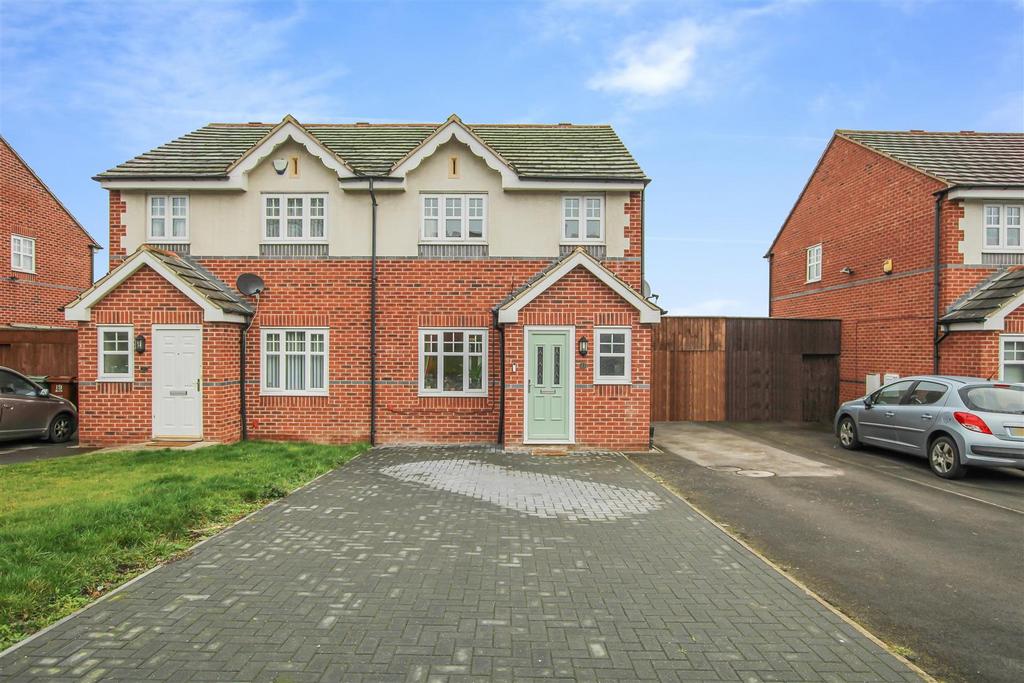Wharfedale Close, Armley, Leeds 3 bed semidetached house for sale £