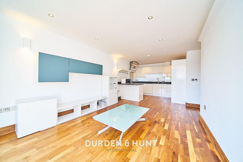 Woolston Manor, Abridge Road, IG7 2 bed apartment £2,100 pcm (£485 pw)