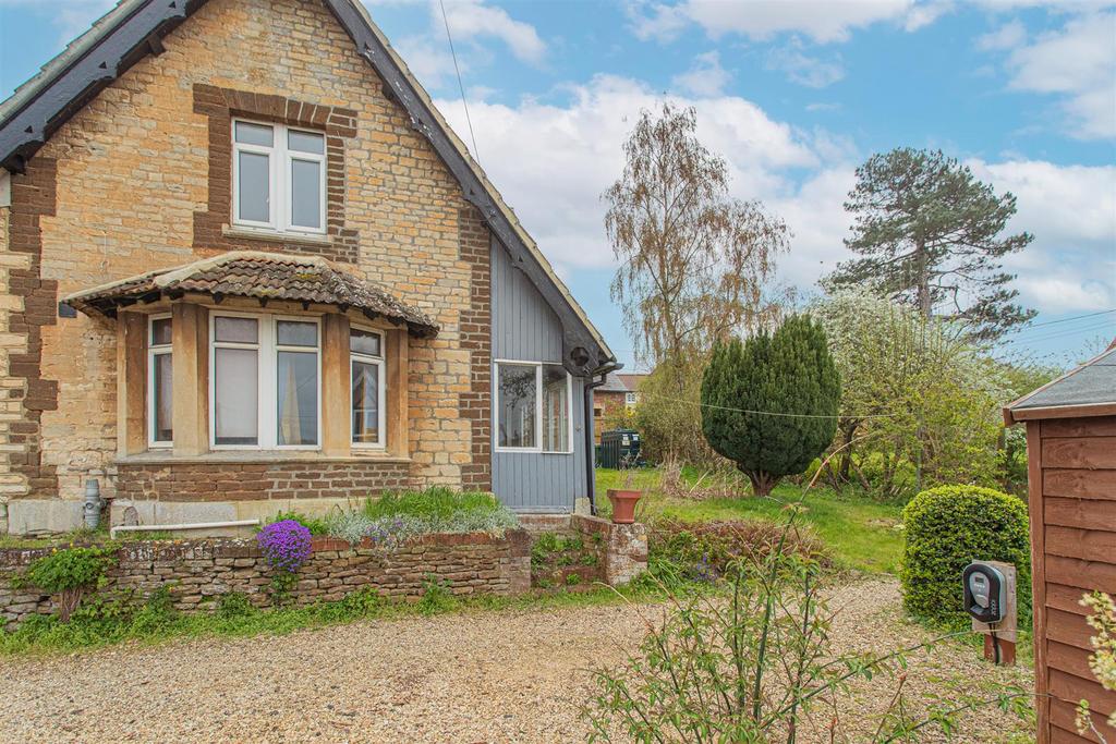 Old Derry Hill, Calne 2 bed semidetached house for sale £175,000