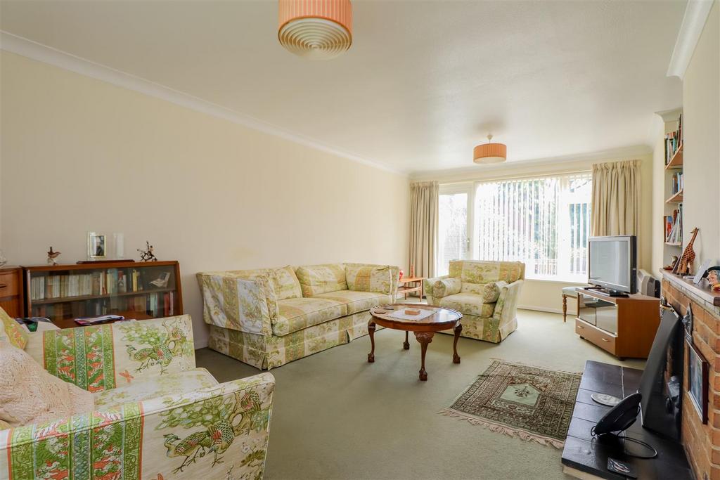 Heron Way, Horsham 3 bed detached house £650,000