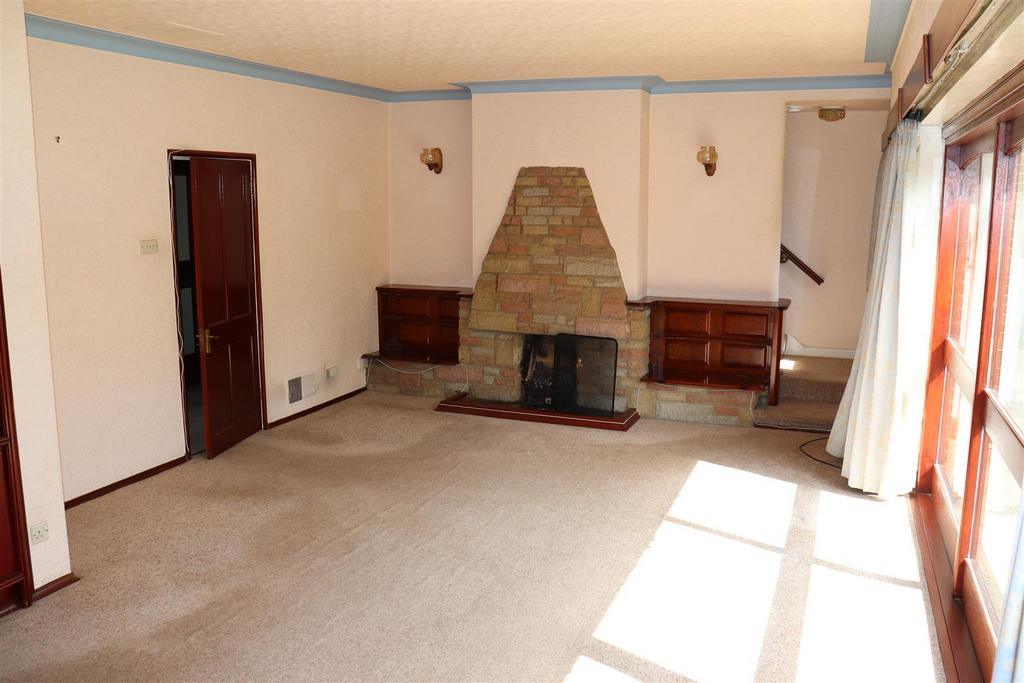 Beacon Road, Walsall 5 bed detached bungalow £1,525 pcm (£352 pw)