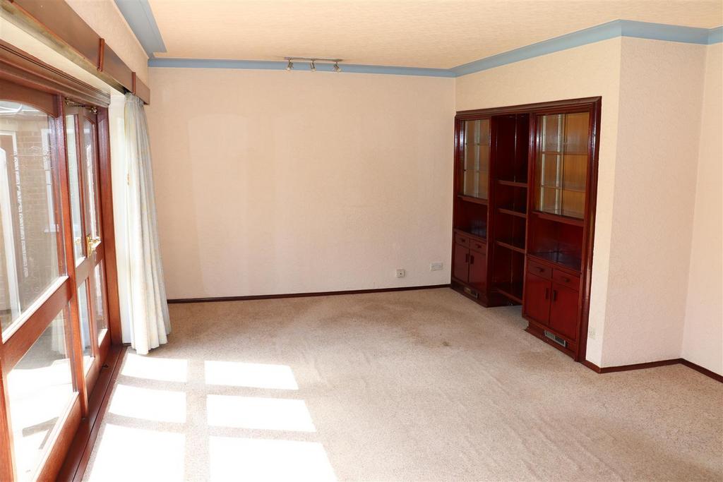 Beacon Road, Walsall 5 bed detached bungalow £1,525 pcm (£352 pw)