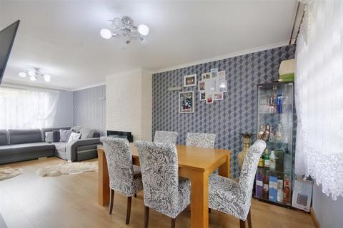 2 Murby Crescent, Nottingham, NG6 8FZ