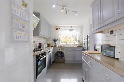 2 Murby Crescent, Nottingham, NG6 8FZ