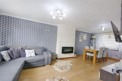 2 Murby Crescent, Nottingham, NG6 8FZ