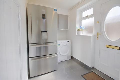 2 Murby Crescent, Nottingham, NG6 8FZ
