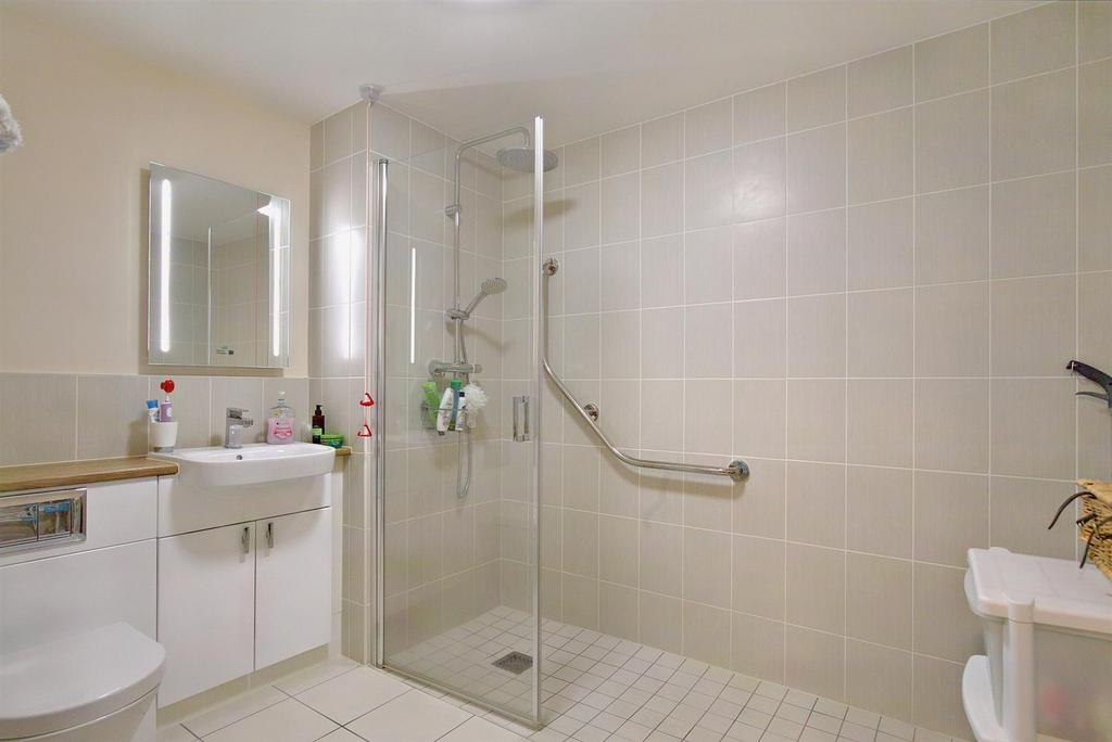 En suite shower room: