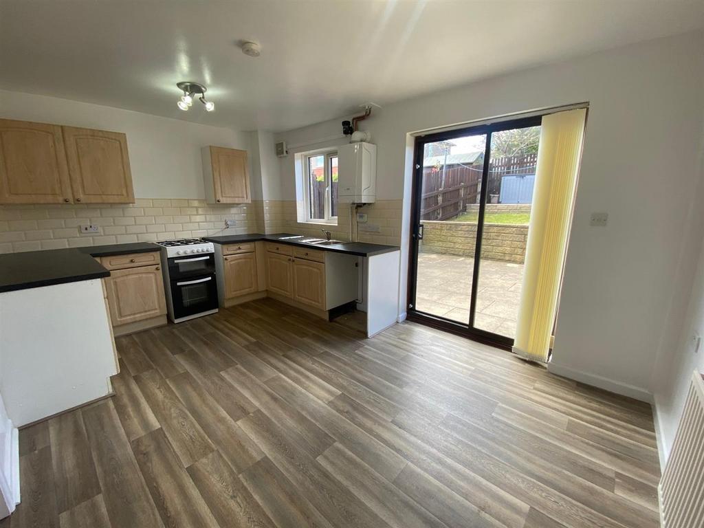 Bradley View, Holywell Green, Halifax 3 bed house £825 pcm (£190 pw)