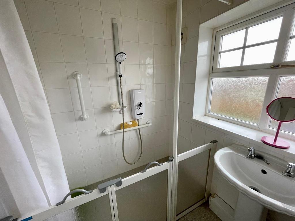 Family Bathroom (wet room)