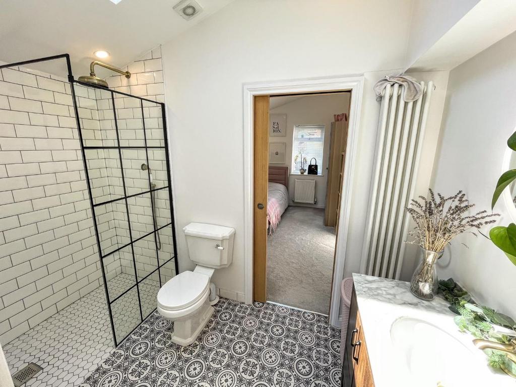 Jack and jill en suite shower room