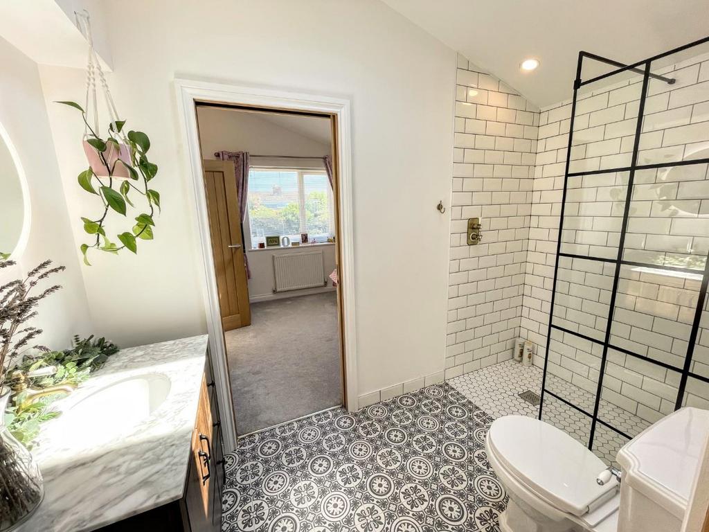 Jack and jill en suite shower room