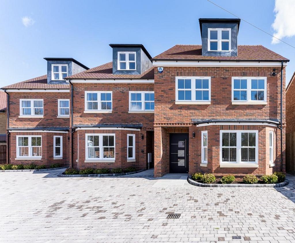 New Road, Radlett 4 bed end of terrace house £1,100,000