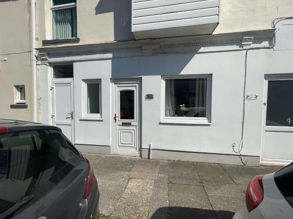 High Street, Ogmore Vale, Bridgend, CF32 7AD 2 bed flat £525 pcm (£