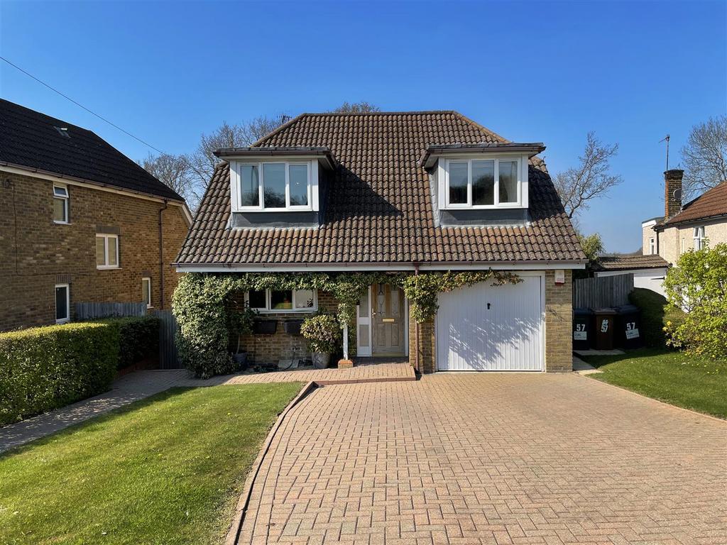 Caldecote Gardens, Bushey WD23 4 bed detached house £3,500 pcm (£808 pw)