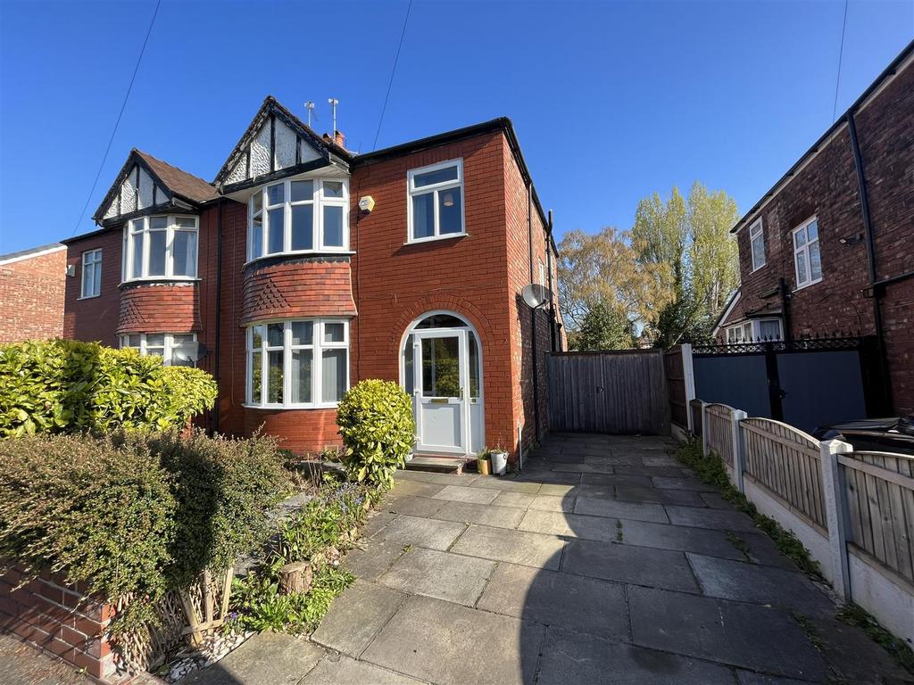 Lawson Avenue, Gatley, Cheadle 3 bed semidetached house £1,495 pcm