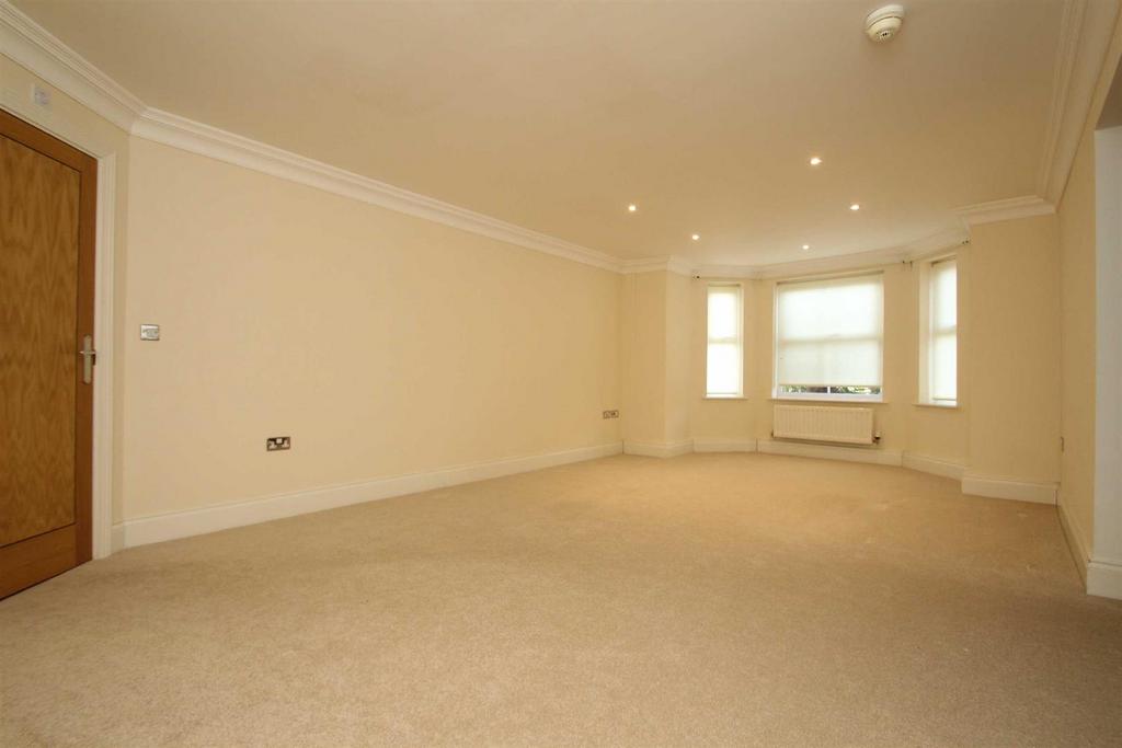 Belgravia House, Brown Street Hale 2 bed flat £1,395 pcm (£322 pw)