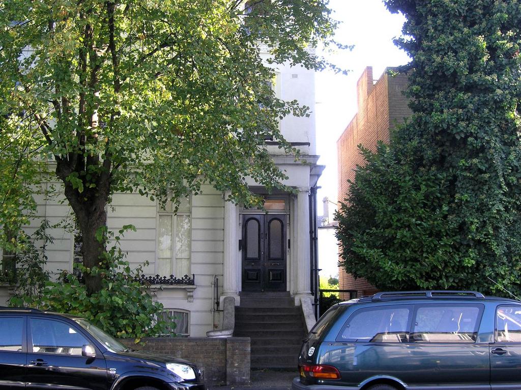 Abbey Road, St John's Wood, NW8 2 bed apartment £2,500 pcm (£577 pw)