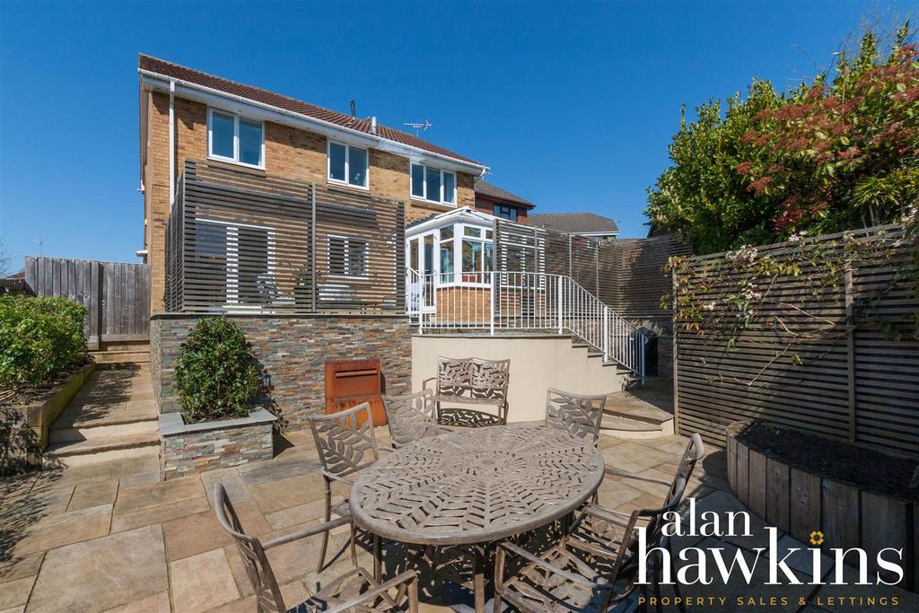 Otter Way, Royal Wootton Bassett SN4 5 bed detached house £450,000