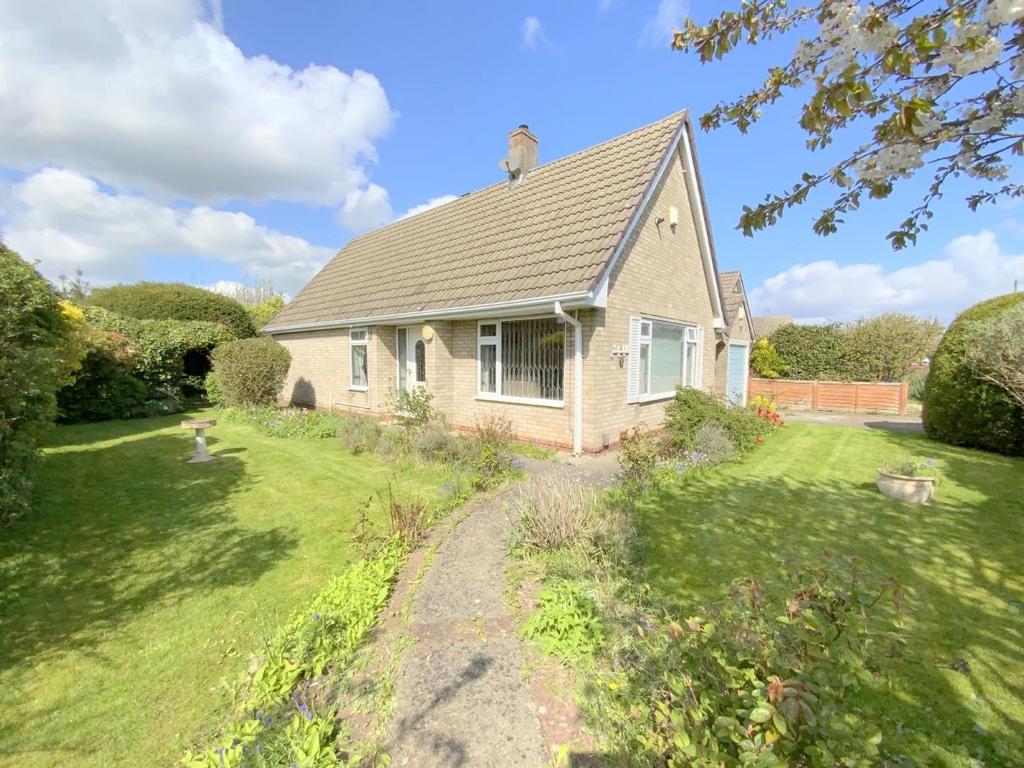 Lindsey Drive, HoltonLeClay, Grimsby 2 bed detached bungalow for sale