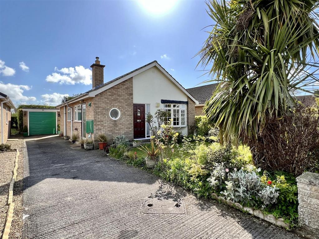 Lowfield, HolmeOnSpaldingMoor, York 2 bed detached bungalow for sale