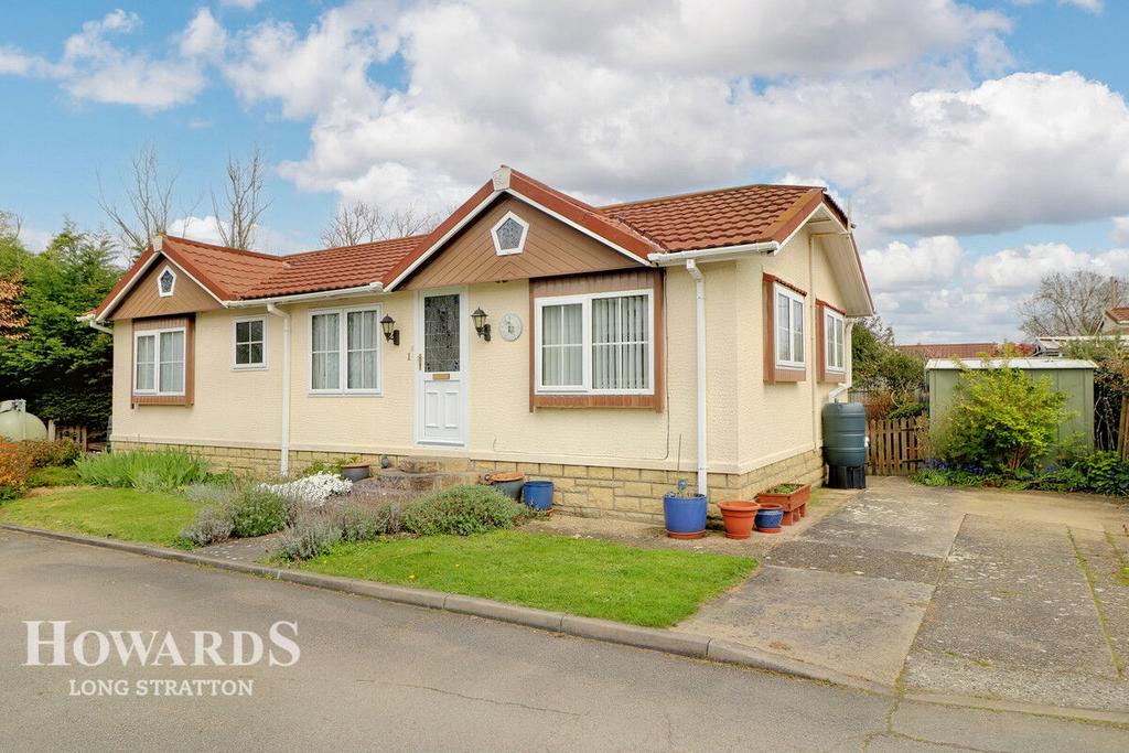 Woodrow Lane, Great Moulton 2 bed park home £110,000