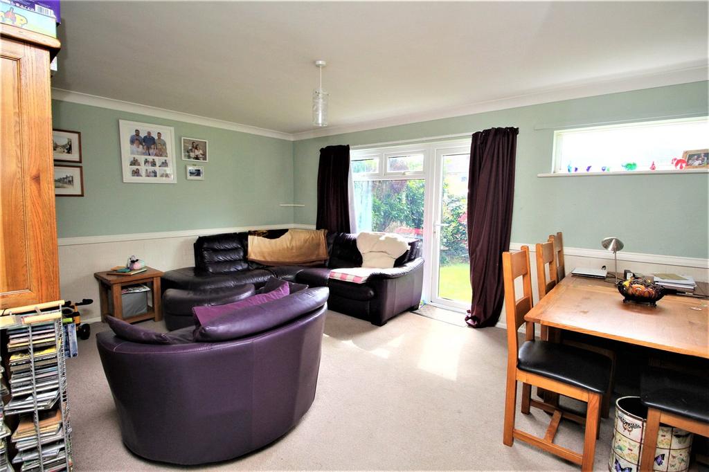 Plovers Way, Alton, Hampshire, GU34 2 bed for sale £229,950