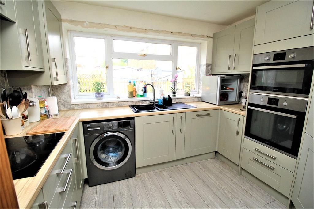 Plovers Way, Alton, Hampshire, GU34 2 bed for sale £229,950