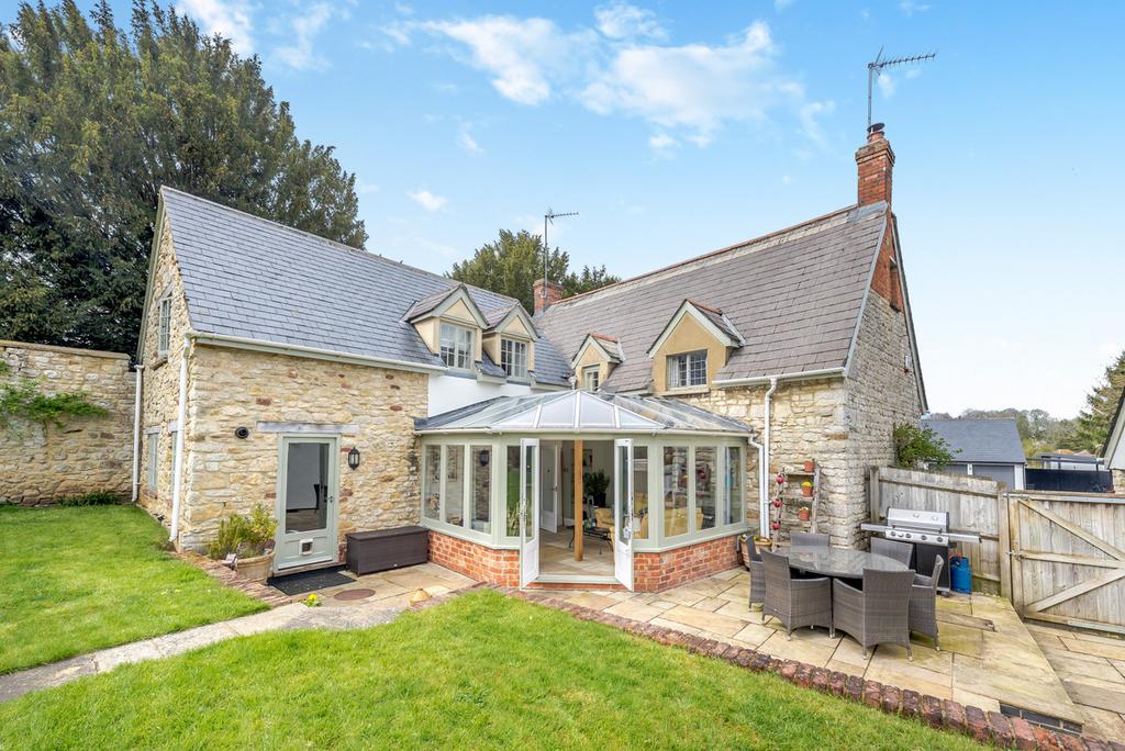 Upper Street, Tingewick, Buckingham Buckinghamshire MK18 4QL 4 bed