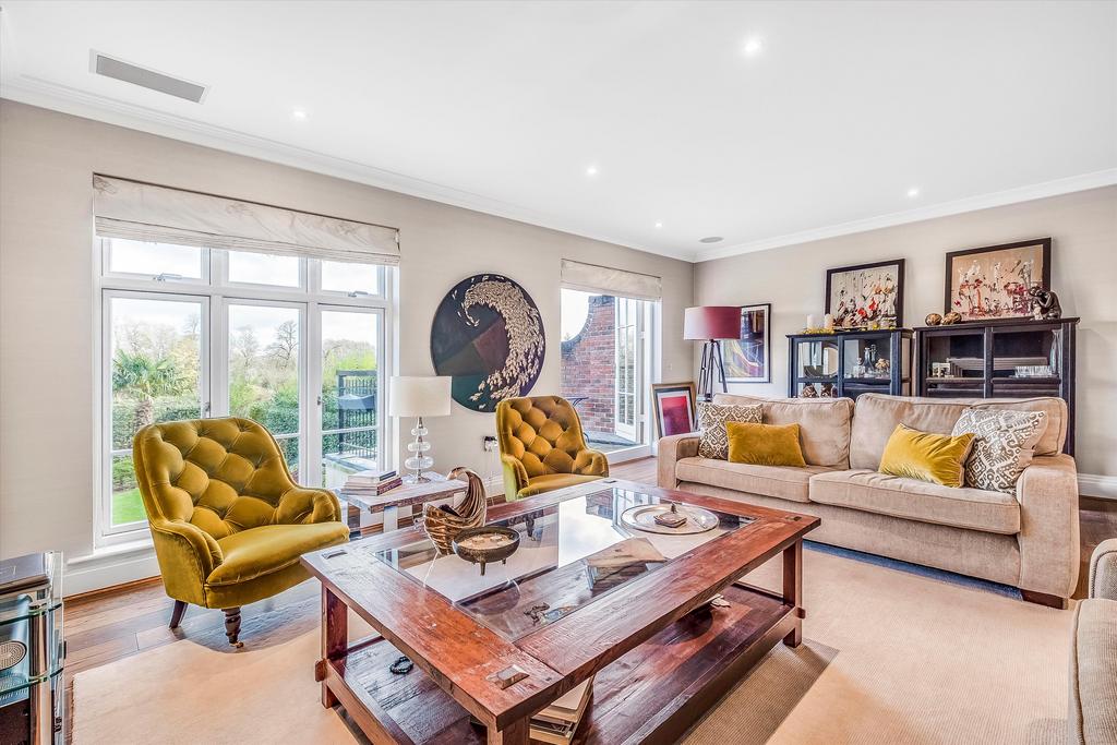 Martineau Drive, Twickenham, TW1 6 bed semidetached house for sale £