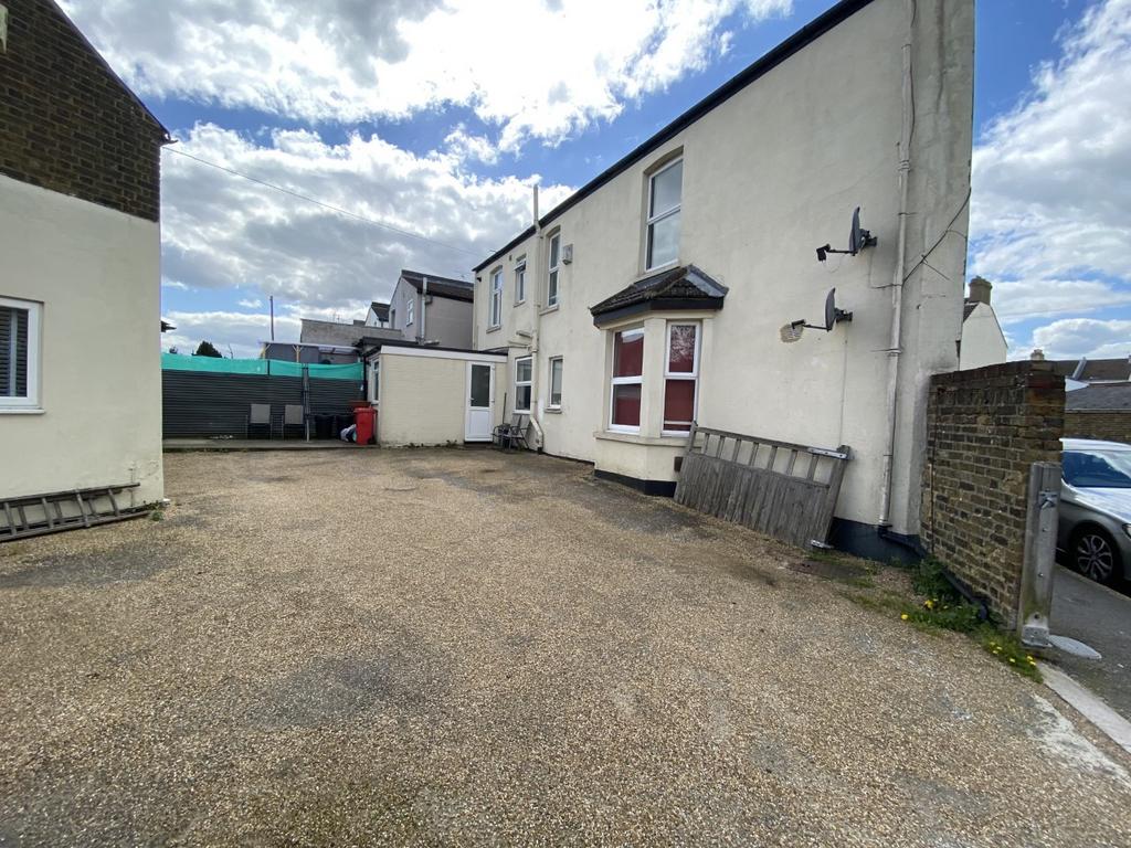 Chaucer Road, Gillingham, ME7 2 bed flat £925 pcm (£213 pw)