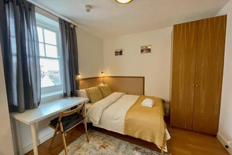Studio to rent, Fulham Palace Road, Hammersmith, London, W6