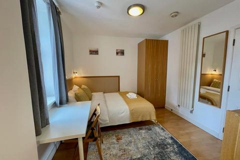 Studio to rent, Fulham Palace Road, Hammersmith, London, W6