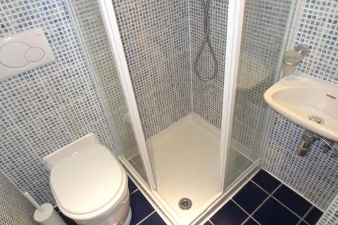 Studio to rent, Fulham Palace Road, Hammersmith, London, W6