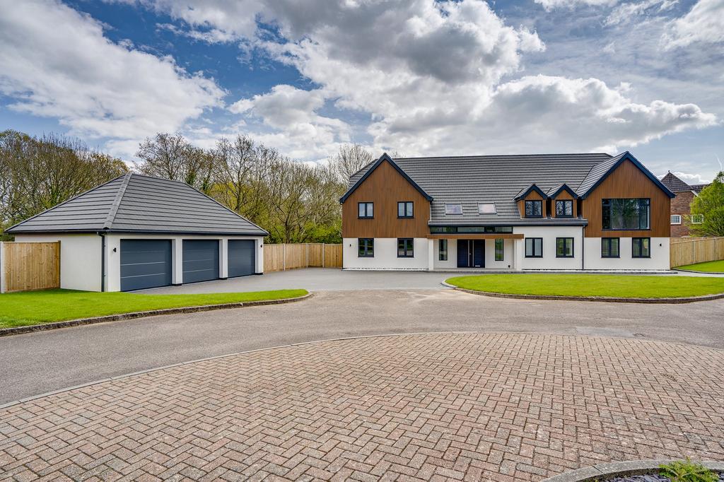 Skylark Meadows, Fareham, Hampshire. PO15 6TJ 5 bed detached house for