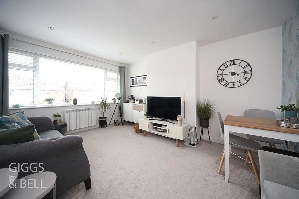 Birchen Grove, Luton, Bedfordshire, LU2 2 bed £200,000
